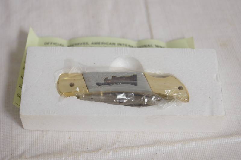 lot 1063 image: Statue of Liberty Collectors Knife - In Box w papers - see photo