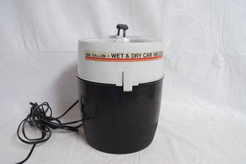 lot 1064 image: Wet & Dry Car Vacuum - One Gallon - Bon Aire - Runs on Cigarette Lighter Adapter