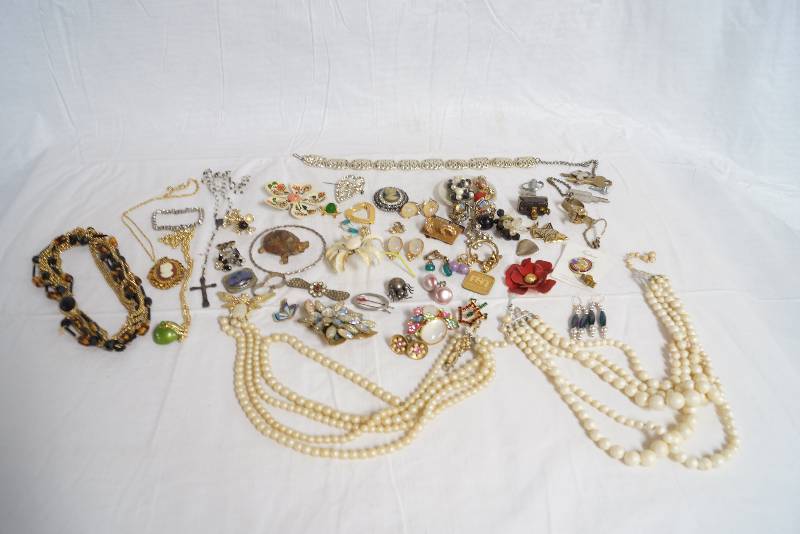 lot 1069 image: Lot of Jewelry - Cameos - Necklaces, Earrings and More