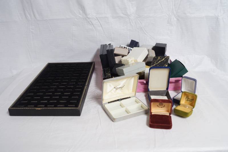 lot 1003 image: Lot of empty jewelry boxes - Great for a shop