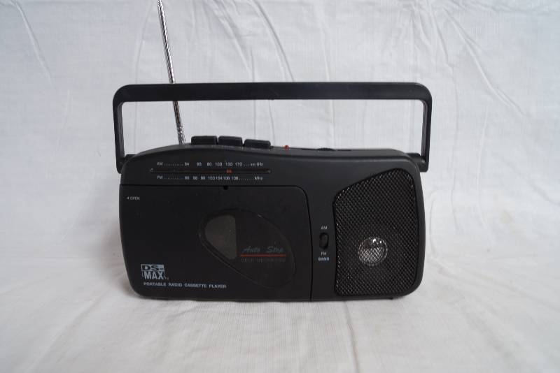 lot 1074 image: Portable Radio w Cassette Player M# 9202 - DS-MAX  - not tested - no batteries
