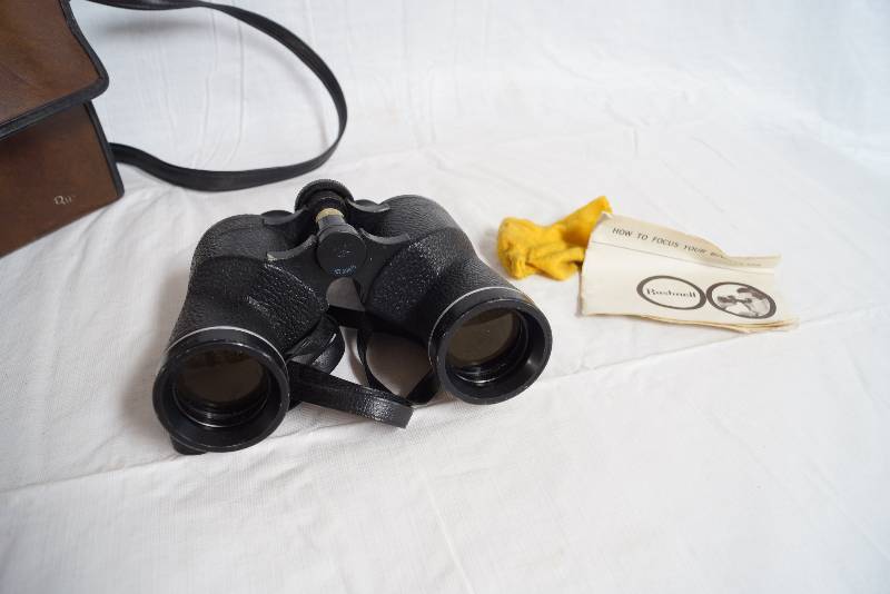 lot 1076 image: Binoculars - BANNER BY BUSHNELL - 7X35, Field 8 deg, Fully coated Optics - w case, cleaning cloth and papers
