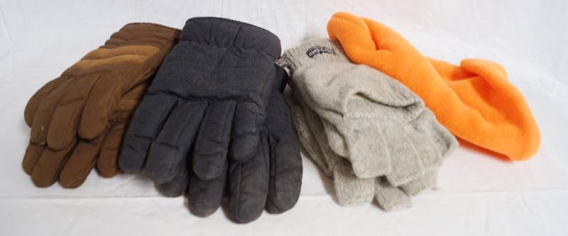 lot 1079 image: Lot of Mens Gloves and a Hat - Nice Condition