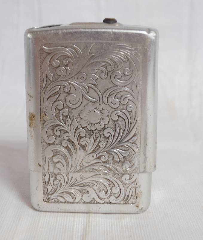 lot 1081 image: Smokers Lot - 2-Piece Cigarette Case and Lighter