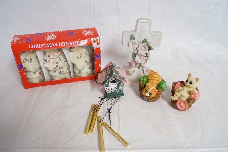 lot 1089 image: Lot of Ornaments, Kittens, Easter Cross and mini wind chimes