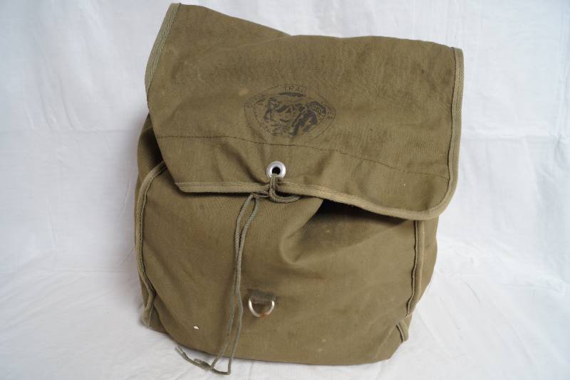 lot 1120 image: Canvas Hunting Bag w Misc Hunting Supplies - See pics