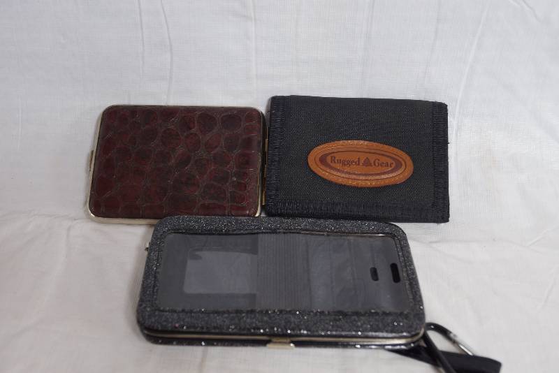 lot 1122 image: Lot of wallets