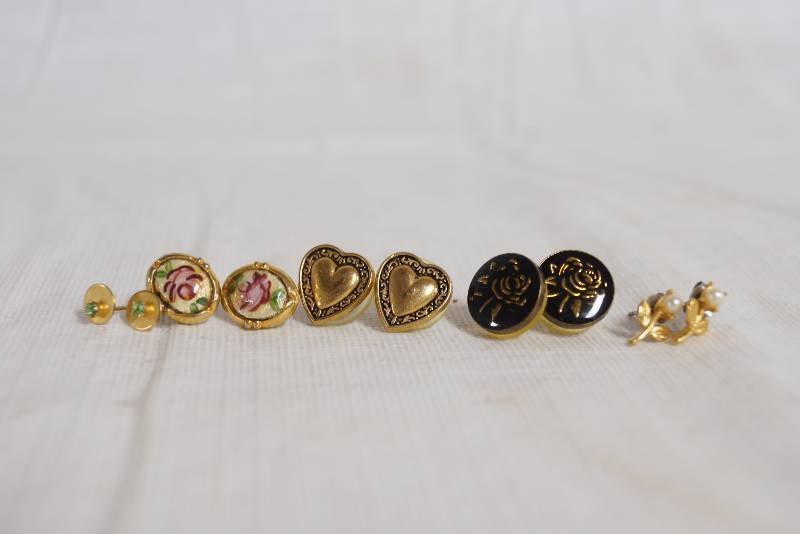 lot 1125 image: Lot of pretty earrings
