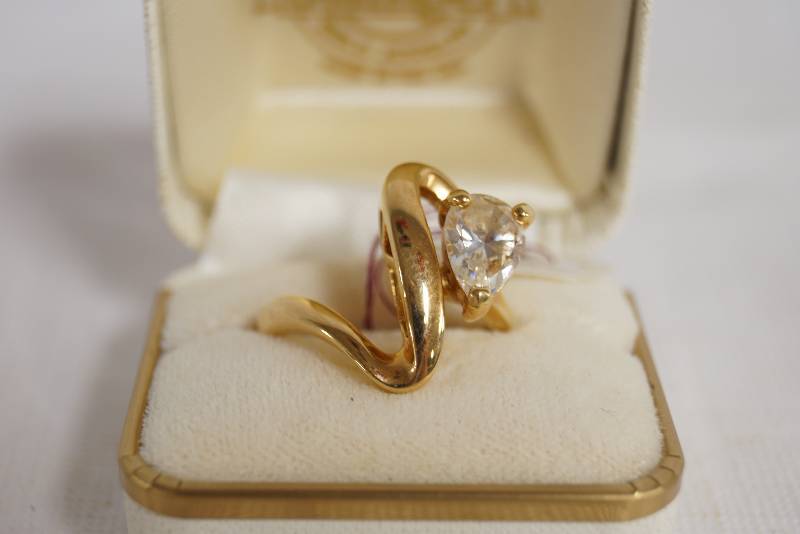 lot 1128 image: Ladies Fashion Ring