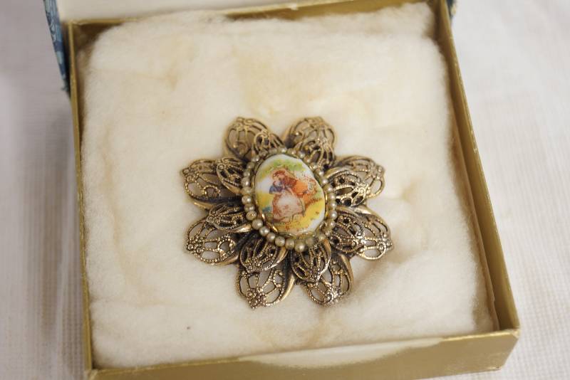 lot 1129 image: AVON- Cameo Brooch Pin - Man and Woman