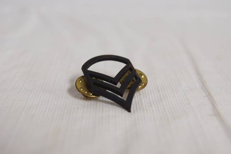 lot 1131 image: BLACK METAL RANK STAFF SERGEANT ARMY INSIGNIA - Lapel Pin