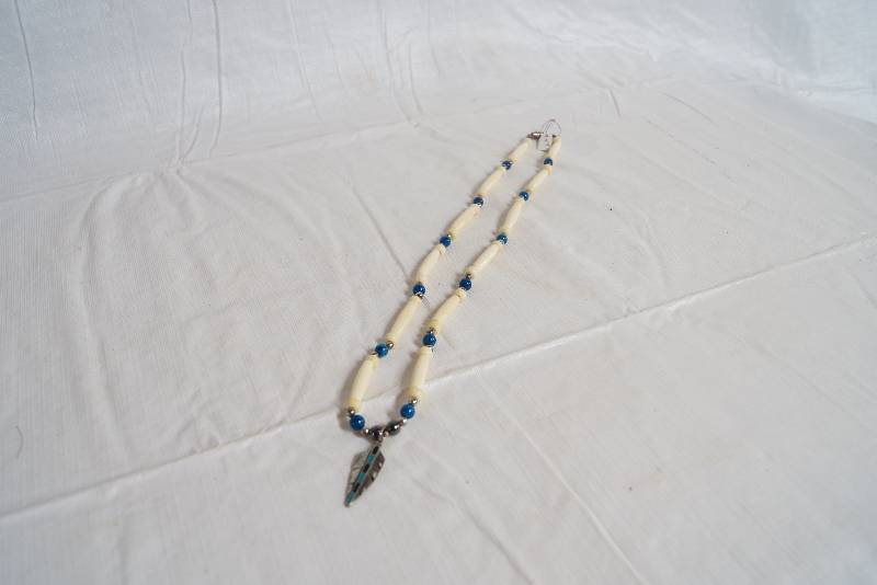 lot 2399 image: Native American Style Beaded Necklace w Feather Pendant - WOW