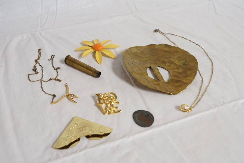 lot 2400 image: Misc. Lot of Pretties