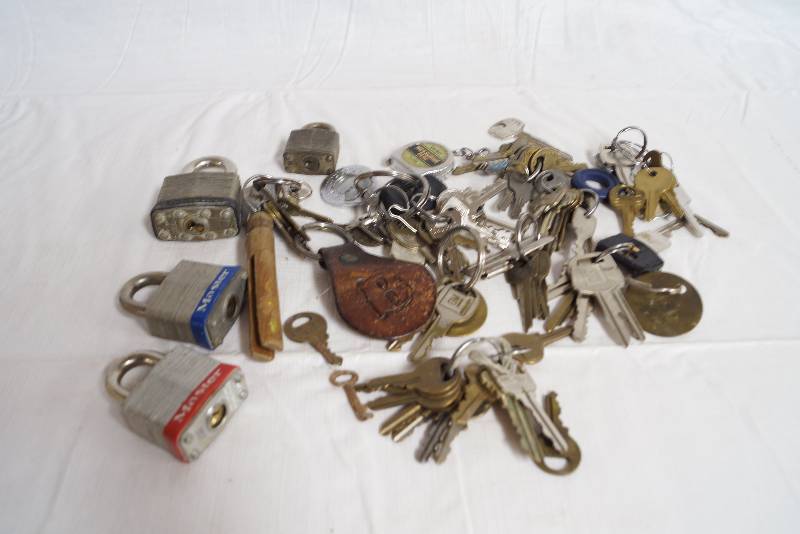 lot 2405 image: Lot of Locks and Keys - Not sure if there are any matches �