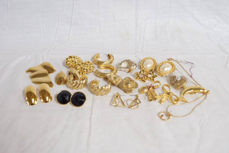 lot 2411 image: Lot of Ladies Fashion Pierced Earrings - see photos