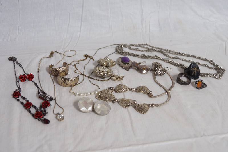 lot 2412 image: Lot of Ladies Fashion Jewelry - Earrings, Necklaces and more See pics