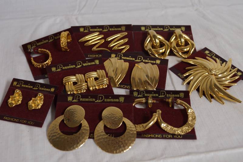 lot 2413 image: Lot of Ladies PREMIERE DESIGNS Fashion Earrings and a Brooch - Still on Retail Sales Cards - NEW