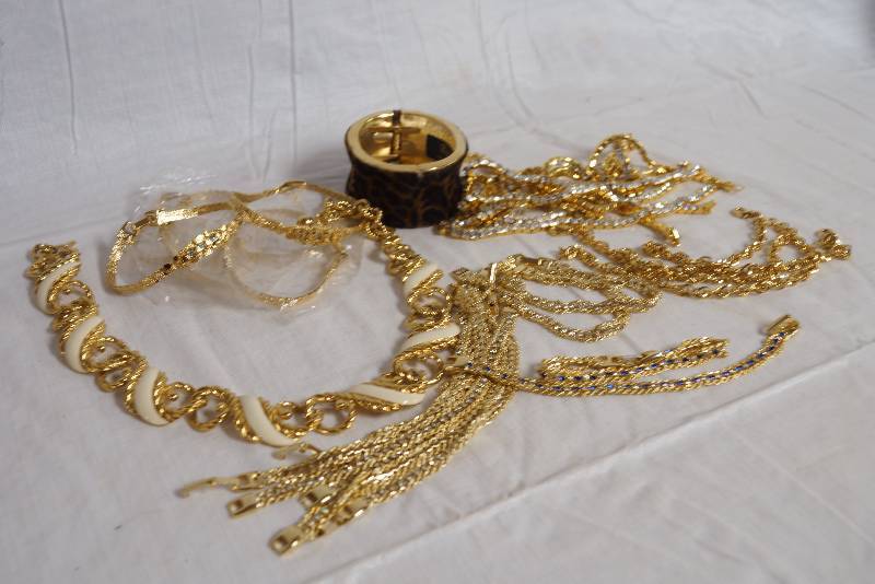 lot 2415 image: Lot of Ladies Fashion Jewelry - See photos