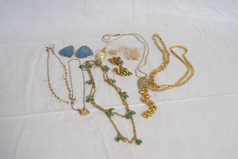 lot 2417 image: Lot of Fashion Jewelry- Beautiful Necklaces, Earrings- See Photos