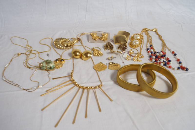 lot 9241 image: Lot of Fashion Jewelry  Bracelets  Earrings  Necklaces and more