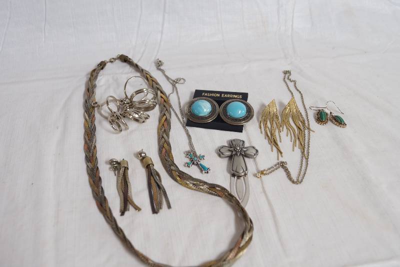 lot 9242 image: Lot of Jewelry and Ring Sizers - See Photo