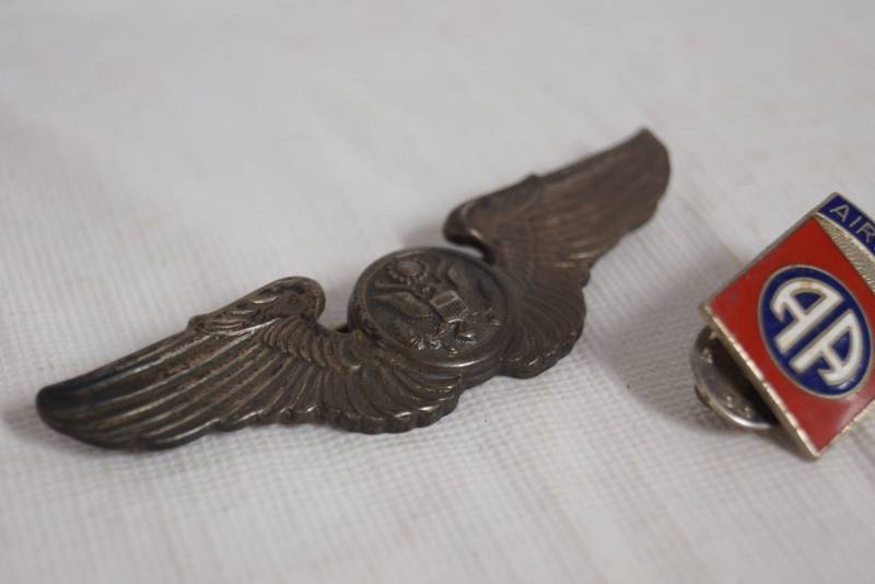 lot 9247 image: Lot of 2 Lapel Pins - Military Wings and AA Airborne - see photos