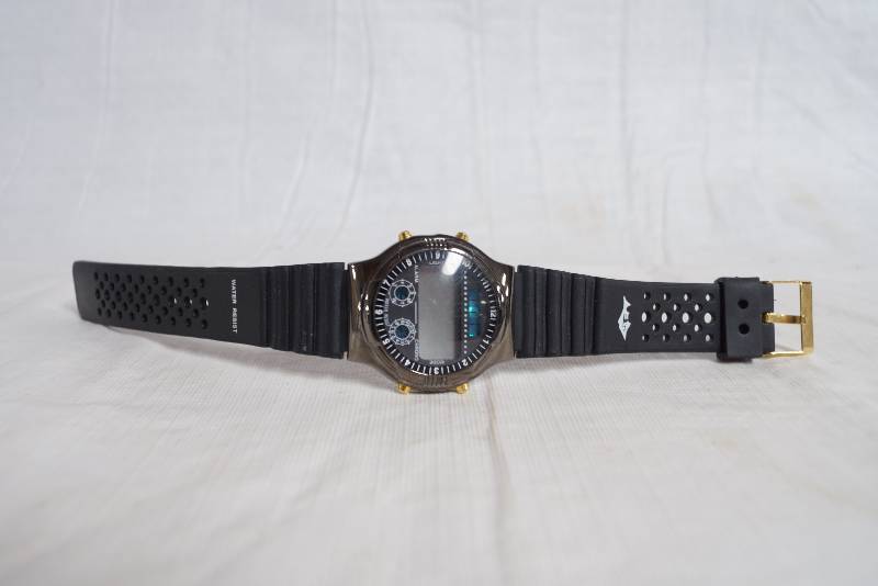 lot 9250 image: Diving Watch - Water Resistant - Stainless Steel Back - Pression Back - needs battery