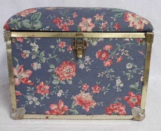 lot 99307 image: Nice Flowered Cedar Lined Box - LOOK HERE