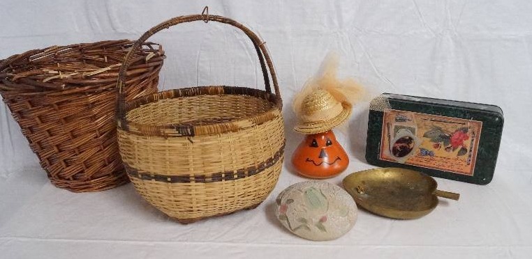 lot 9311 image: Assort. of Baskets and Home Decor