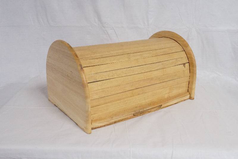 lot 99318 image: Kamenstein Wooden Bread Box