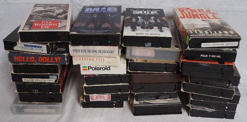 lot 9343 image: Lot of 31 VHS Movies- Its a Wonderful Life, Men In Black, and MORE