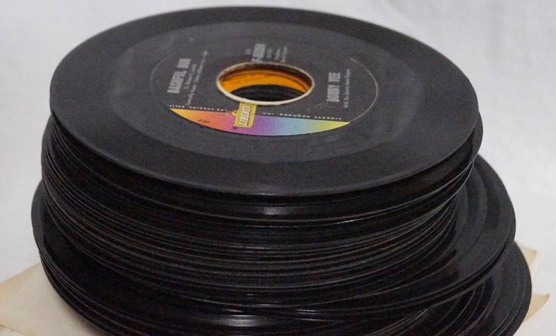 lot 9363 image: Box FULL of  Vinyl 45 Records- Great Bundle