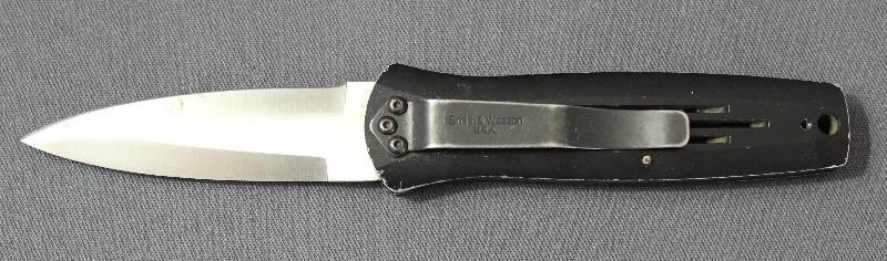 lot 9017 image: Smith & Wesson Law Enforcement U.S.A. Issue 4-in. Folder Knife w Belt Clip