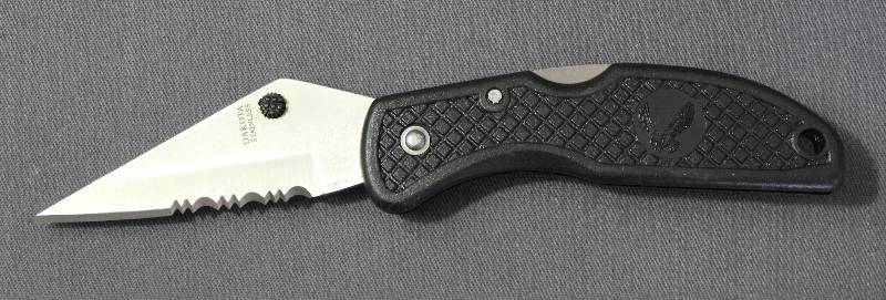 lot 9018 image: Dakota 4 Folding Locking Pocket Knife w Serrated Blade and Pocket Clip