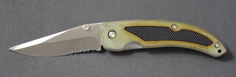 lot 9019 image: Dakota 4 Folding Locking Pocket Knife w Serrated Blade and Pocket Clip