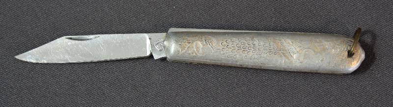 lot 9041 image: Vintage 3 Metal Folding Pocket Knife with Key Ring.