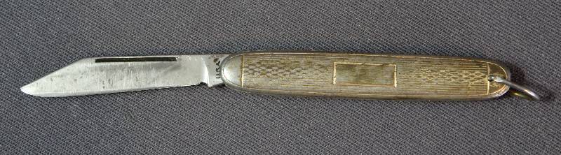 lot 9046 image: 2.75 Metal and Gold Folding Pocket Knife with Key Ring. Made in USA.