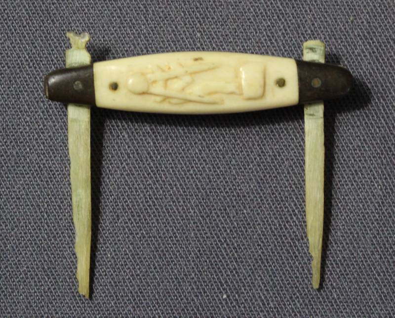 lot 9057 image: Vintage 2 Brass and Bone Multi-Blade Pocket Knife. Blades made of Bone
