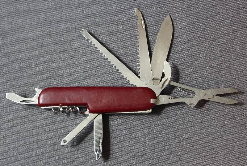 lot 9070 image: 3.5 Red Camping Folding Pocket Knife with key ring.