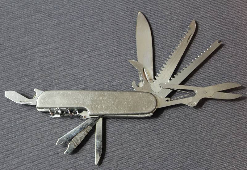 lot 9071 image: 3.5 Metal Camping Folding Pocket Knife with key ring.