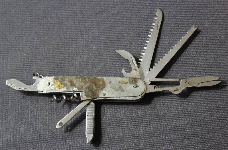 lot 9076 image: 3.5 Camping Folding Pocket Knife with key ring.