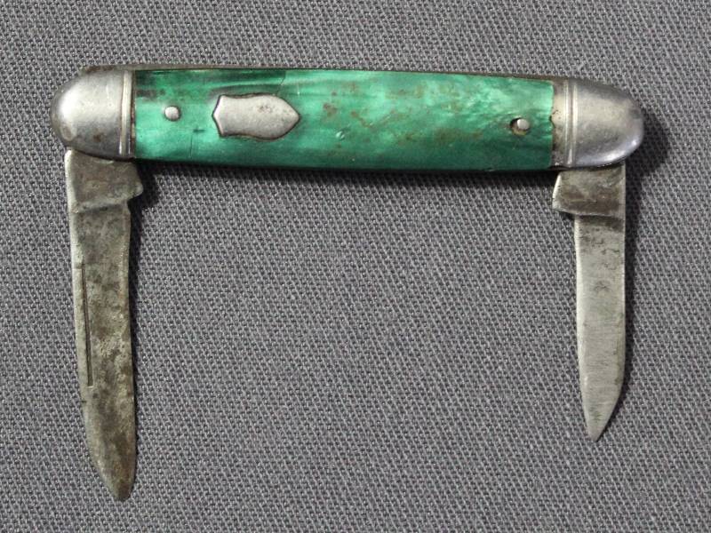 lot 9080 image: Vintage 2.75 Green Multi-Blade Folding Pocket Knife.