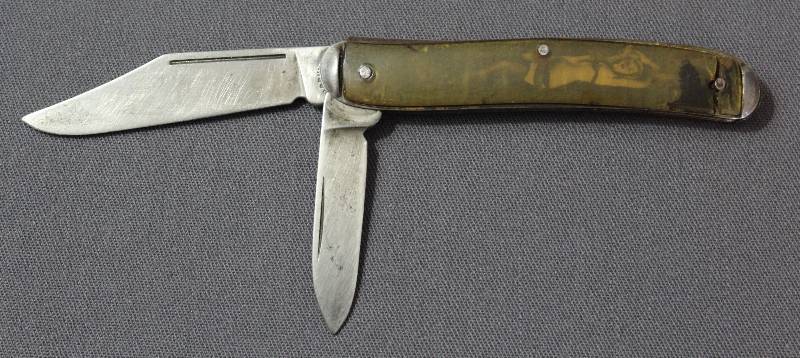 lot 9095 image: Vintage 3.75 Folding Multi-Blade Pocket Knife. Unknown Makers Mark.