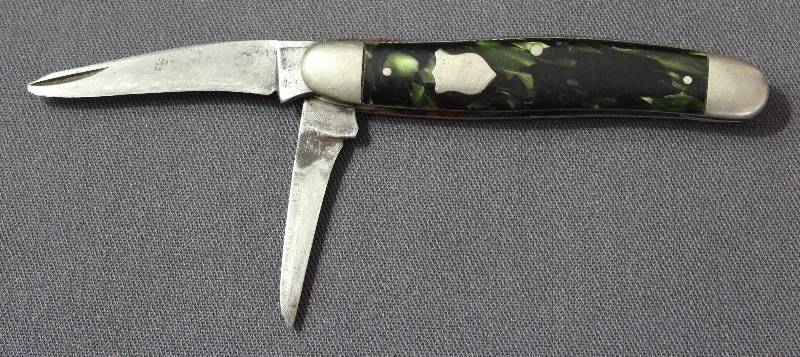 lot 9098 image: Vintage 3.5 Green and Black Folding Multi-Blade Pocket Knife.