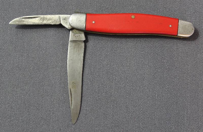 lot 9103 image: Vintage 3.5 Red Camo Folding Multi-Blade Pocket Knife.