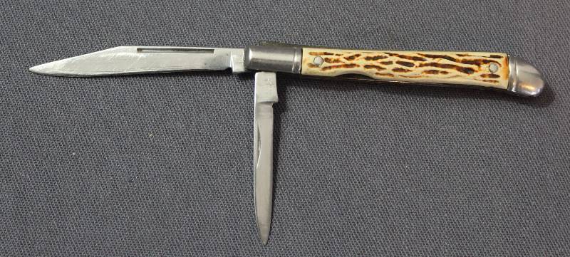 lot 9105 image: Vintage 3 Colonial Multi-Blade Folding Pocket Knife.