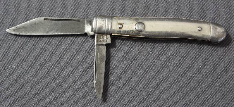 lot 9106 image: Vintage 2.75 Imperial Folding Multi-Blade Pocket Knife.