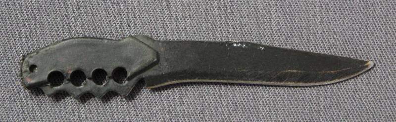 lot 9109 image: Mini 3.5 Black Knife with Knuckle Guards.