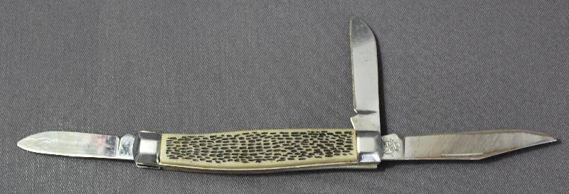 lot 9115 image: Vintage 4 Folding Multi-Blade Pocket Knife. Made in China.