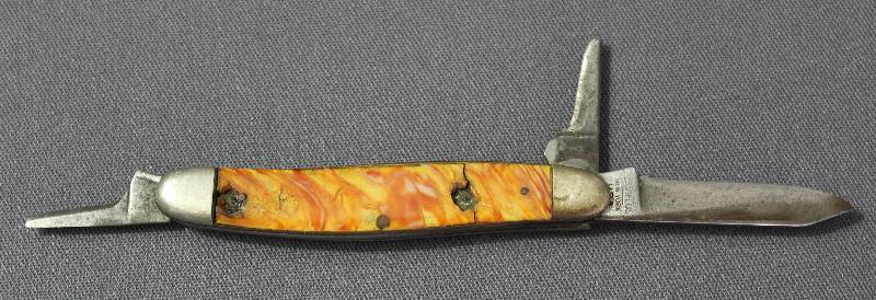 lot 9116 image: Vintage Camillos 3.5 Folding Multi-Blade Pocket Knife. Made in New York USA.